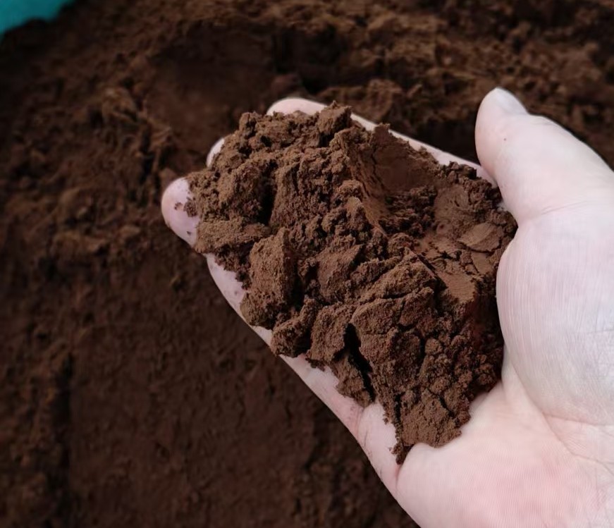 生物降解塑料颗粒产品特写,透明包装袋装白色颗粒状材料,标签标识清晰,体现环保特性