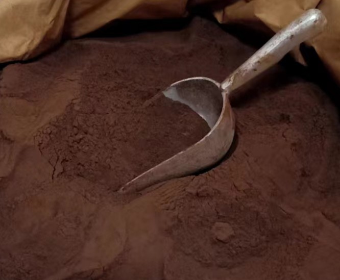 医用生物膜材料样品,透明薄膜状材料平铺展示,边缘整齐,表面光滑,体现医用级别品质