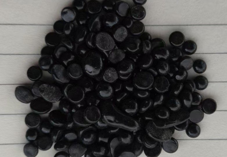 生物基胶粘剂产品,透明液体状材料装在白色容器中,标签显示产品信息,体现环保胶粘特性