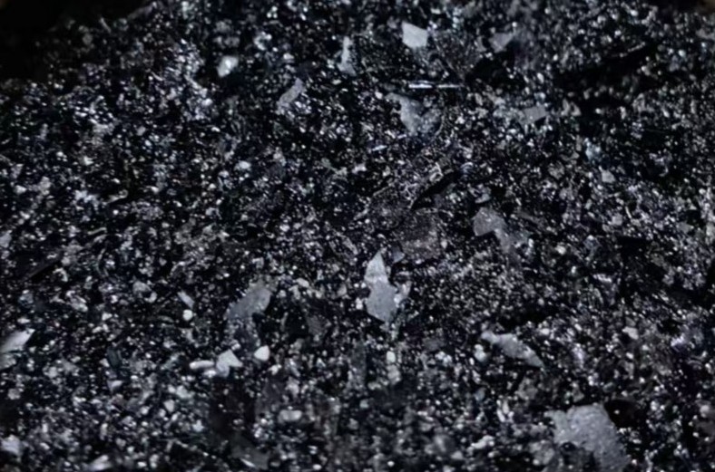 生物活性玻璃颗粒,透明玻璃状小颗粒装在透明容器中,颗粒圆润,体现生物相容性