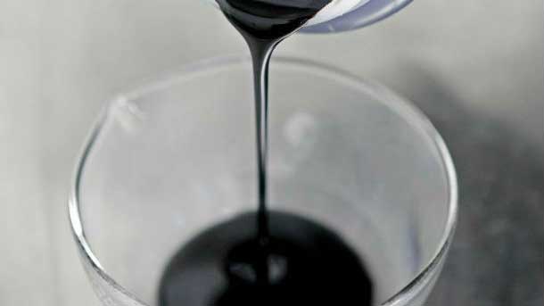 生物基塑料板材,平整的板材表面,颜色自然,边缘切割整齐,体现加工精度