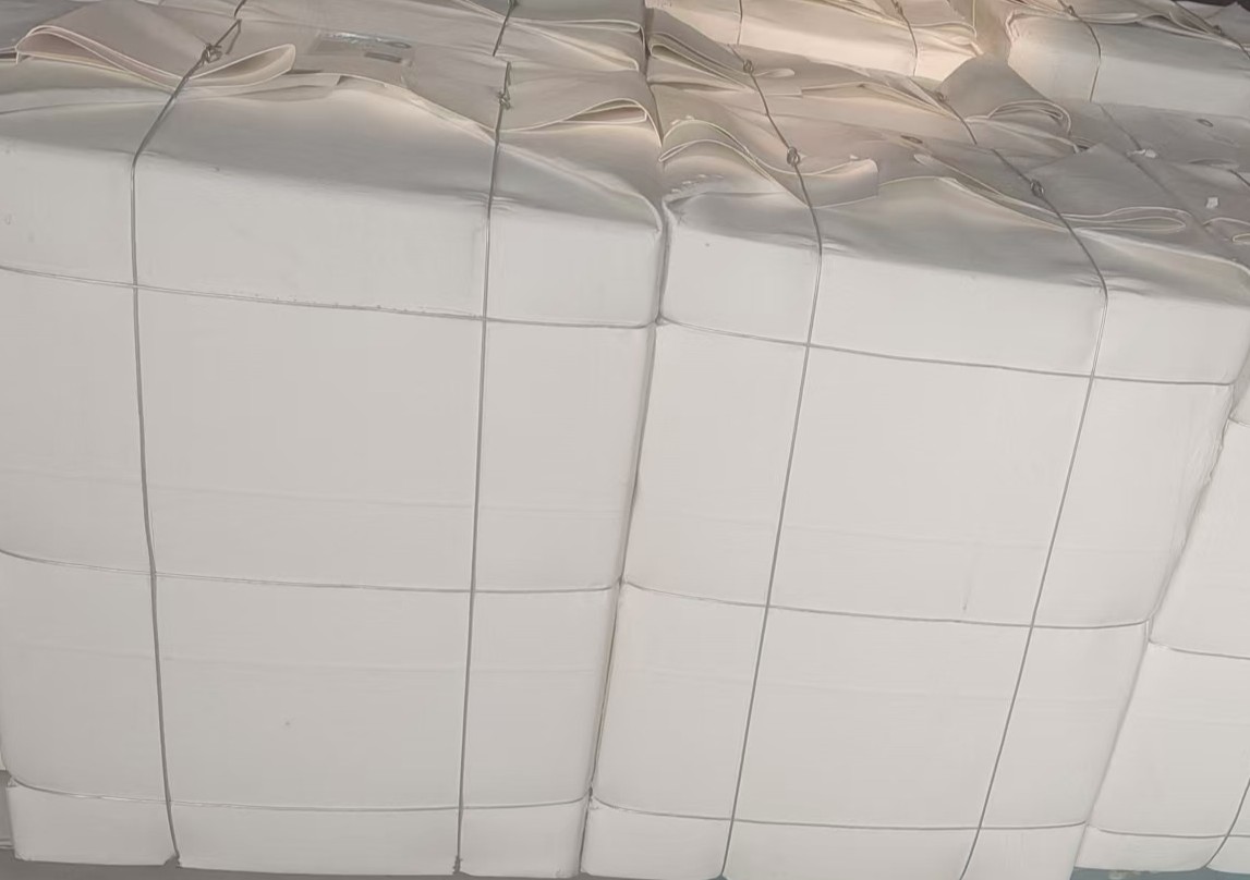 生物涂料产品,彩色液体状材料装在容器中,颜色鲜艳,体现环保涂料特性